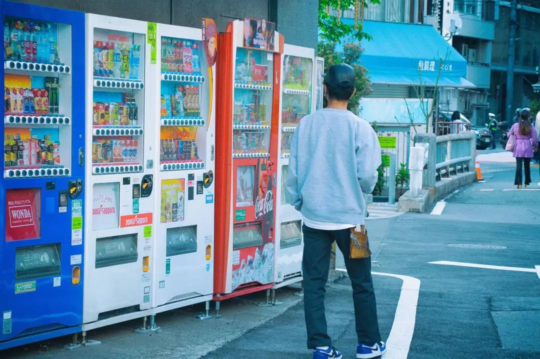 無接觸經(jīng)濟(jì)如潮涌動，自動售貨機(jī)迎來高光時(shí)刻